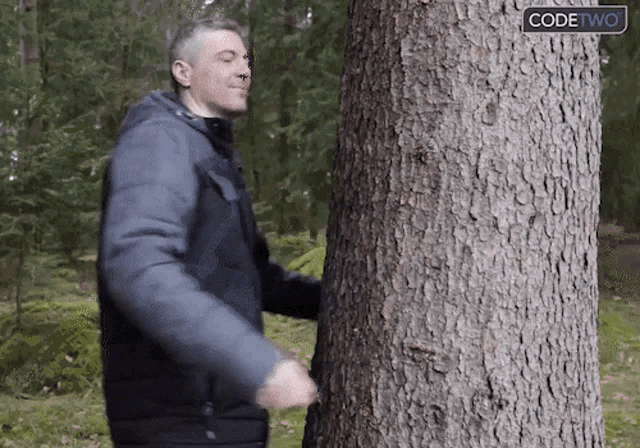 un homme qui fait un calin à un arbre - sylviothérapie