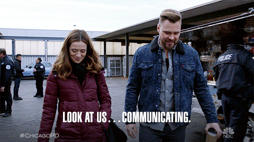 un couple qui communique : "look at us ... communicating"
