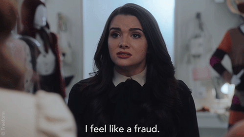 une femme qui dit "i feel like a fraud" et ennonce tout haut son syndrome de l'imposteur