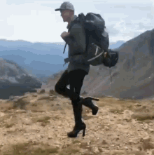 un randonneur en talons hauts lors de son bivouac solo