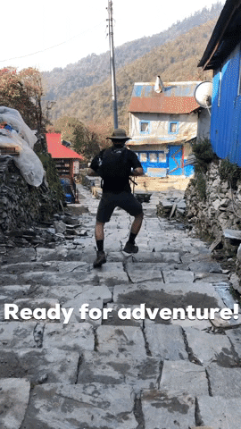 un aventurier qui descend des marches en levant haut les jambes avec écrit "Ready for adventure !"