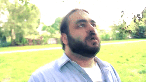un homme qui fait un calin à un arbre