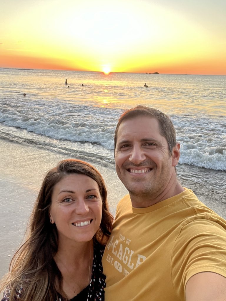 caroline et mathieu de ma vie buissonniere sur une plage au costa rica - expatriés au costa rica